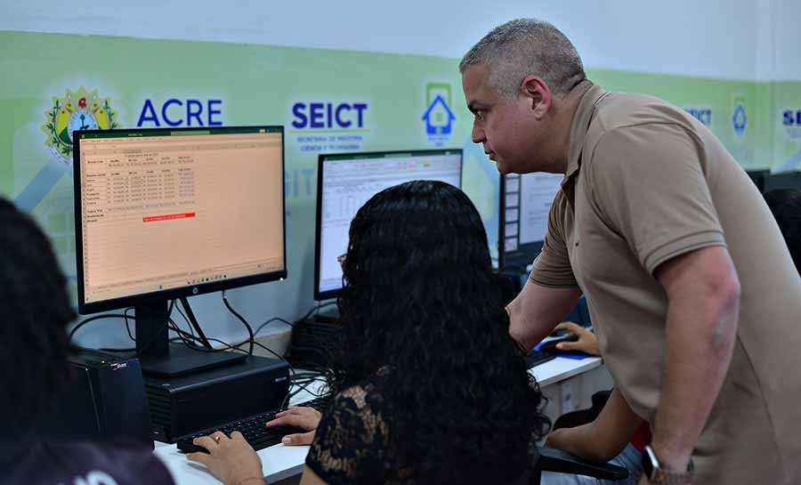 Governo do Acre qualifica 23ª turma de informática no Barracão Matias, na Baixada da Sobral