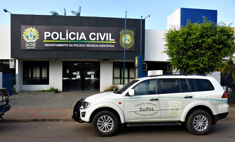 Mulher é encontrada morta com golpes de faca na sala de casa em Rio Branco