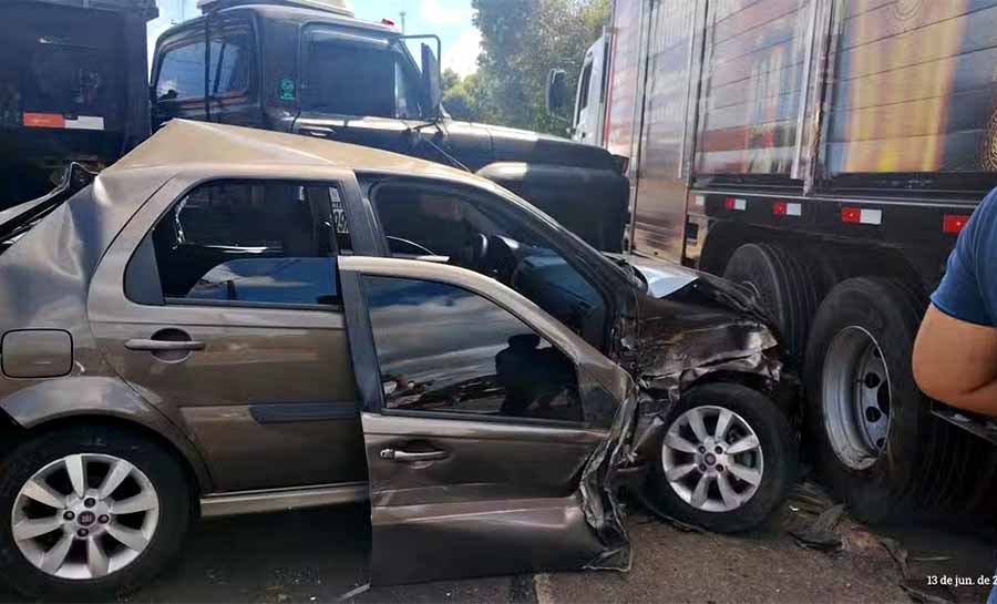 Carro bate em caminhão estacionado, vai parar no meio da pista e é atingido por outro caminhão em Rio Branco