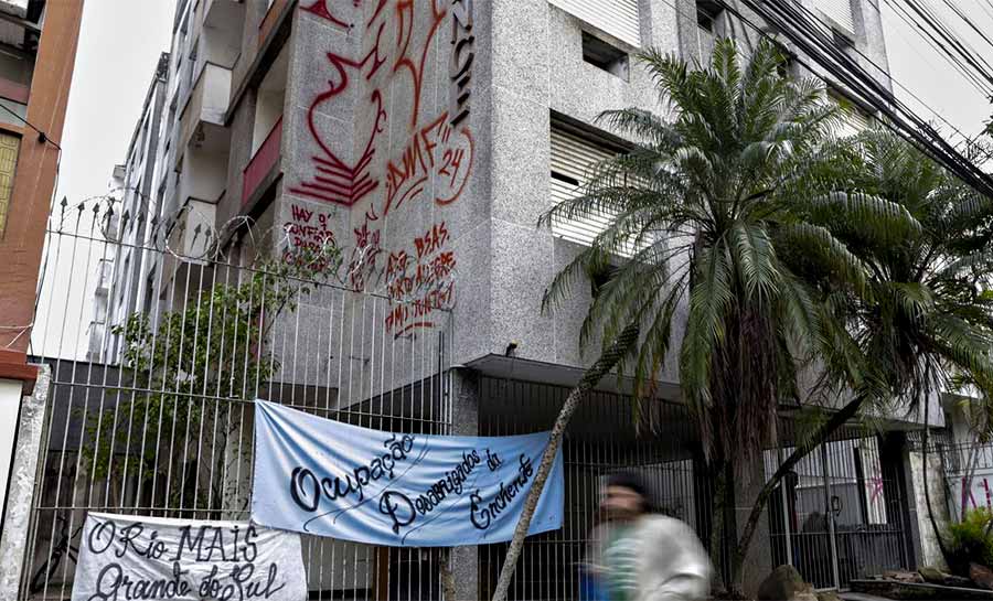 Ocupações de prédios abandonados ganham força em Porto Alegre