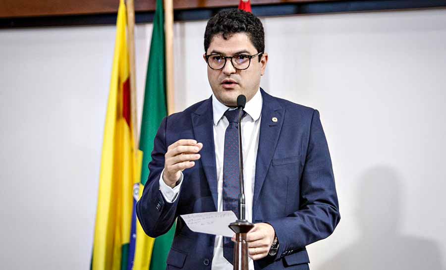 Eduardo Ribeiro cobra convocação de oficiais da PM e valorização dos servidores da Educação