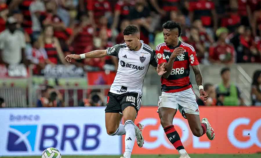 Líder do Brasileiro, Flamengo enfrenta Atlético-MG no Mineirão