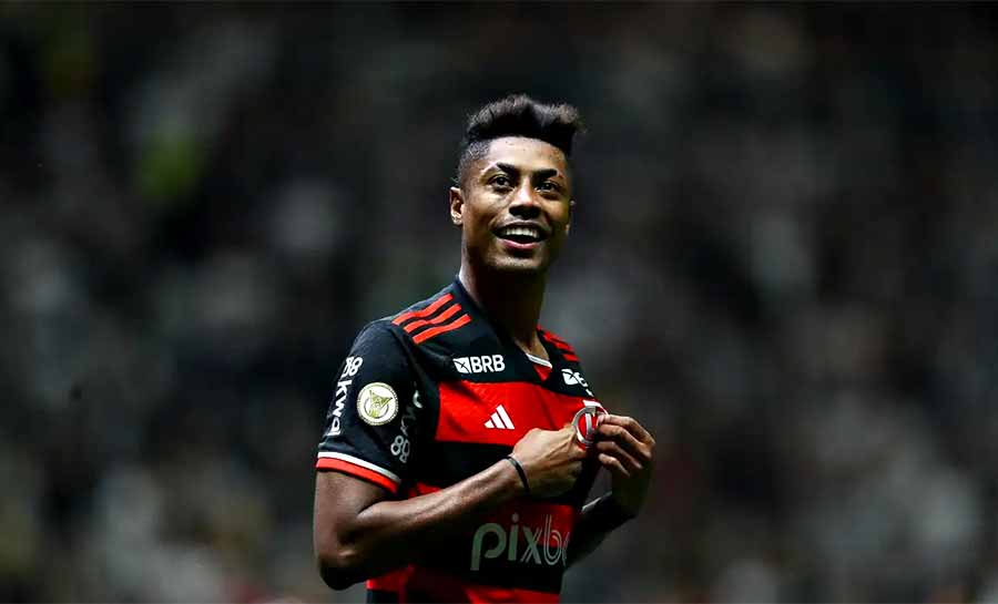 Flamengo goleia Atlético-MG e segue na liderança do Brasileiro