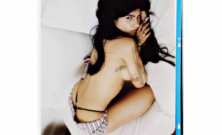 De fio-dental, Mia Khalifa arranca suspiros de fãs na Escócia