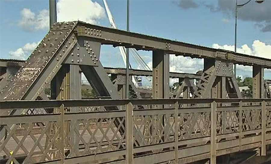 Ciclista fica em estado gravíssimo após ser atingido de frente por carro em ponte de Rio Branco