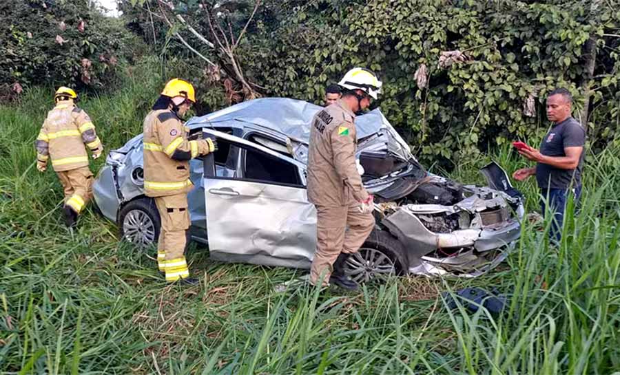 Motorista perde controle de veículo e cai em ribanceira na BR-364