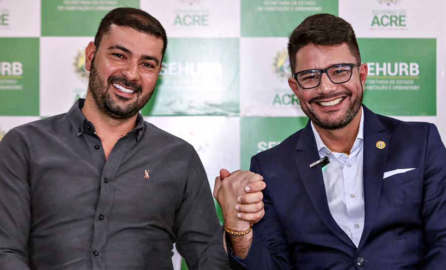 “Parabéns meu presidente“, diz Gladson a Nicolau ao assinar ordem de serviço para construção de casas populares