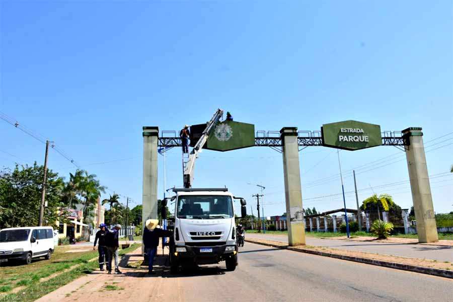 Deracre trabalha na revitalização de pórticos da AC-40, em Rio Branco