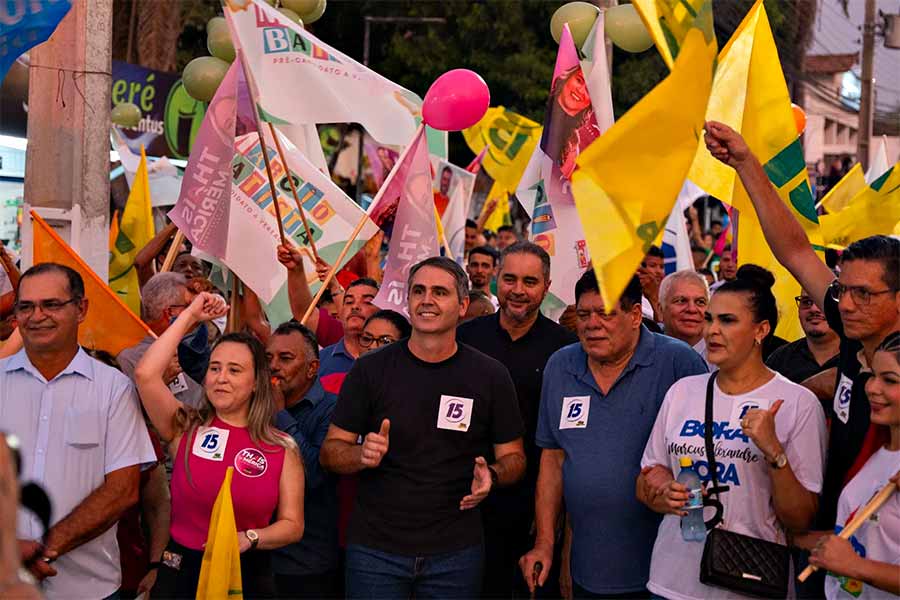 Ao lado de apoiadores, Marcus Alexandre caminha até o ginásio do SESC para o lançamento de sua candidatura a prefeito de Rio Branco