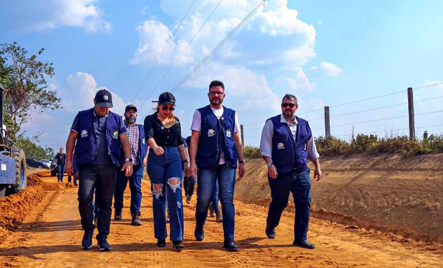 Em Cruzeiro do Sul, governador Gladson visita obra de asfaltamento do ramal do Macaxeiral e destaca impacto positivo na vida para as famílias