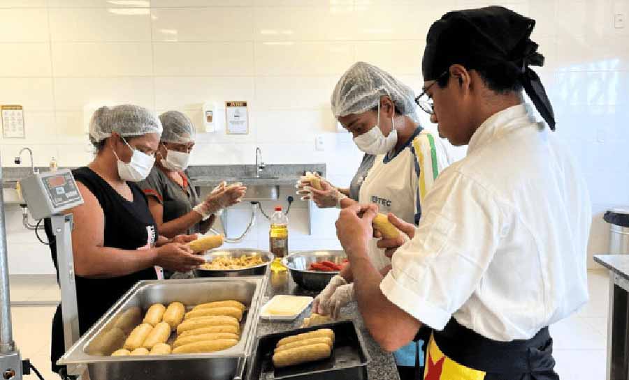 Curso de salgadeiro abre inscrições para mulheres da Cidade do Povo, em Rio Branco