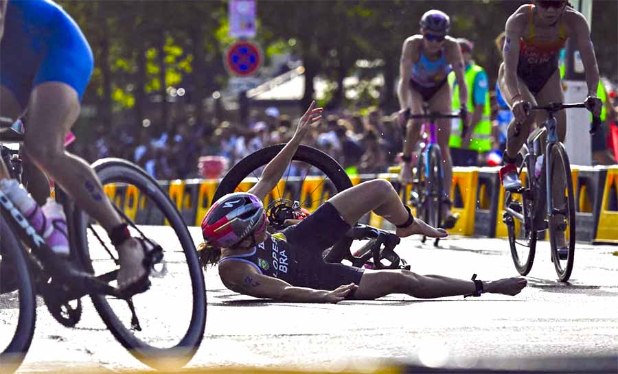 Em prova marcada por quedas, brasileiras terminam fora do pódio no triatlo feminino