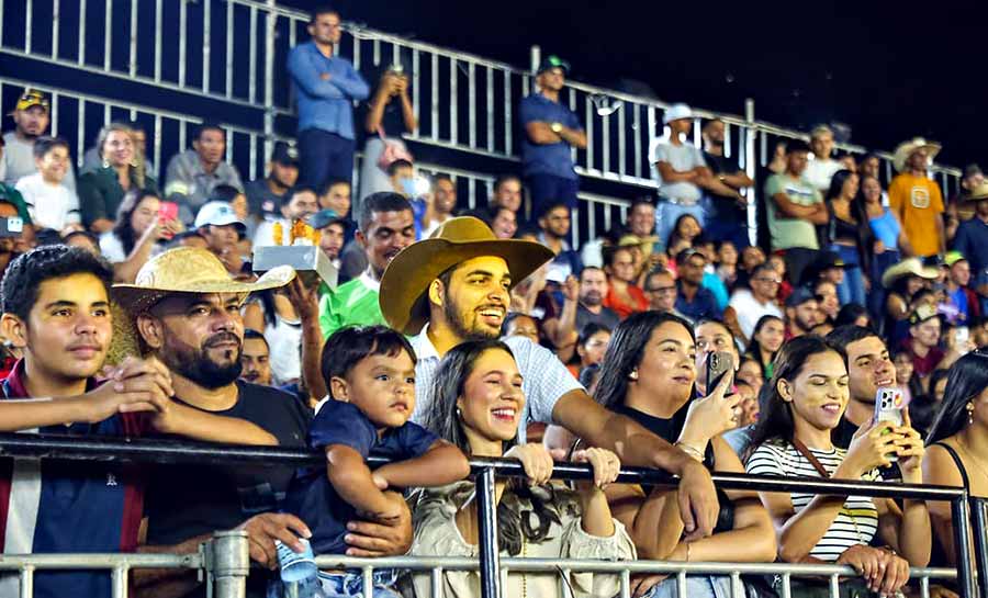 Grande público marca abertura do rodeio na Expoacre Juruá