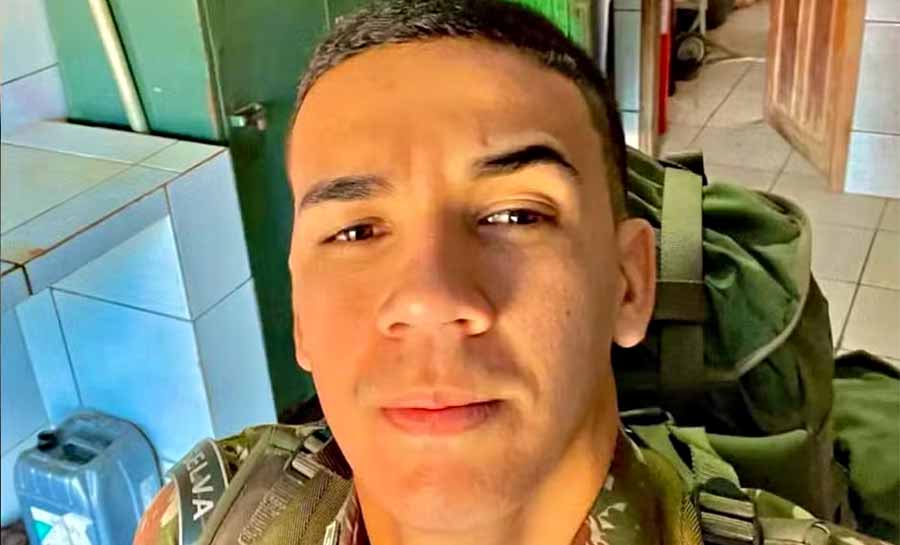 Cabo do Exército tenta desviar de carteiro, perde controle da moto e morre ao bater em palmeira no Acre