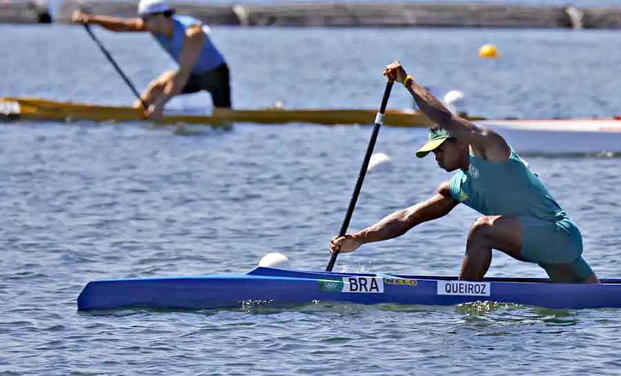 Isaquias Queiroz avança direto à semifinal da canoa individual