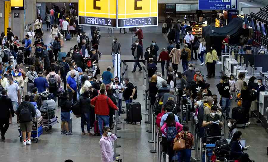 Transporte aéreo puxa alta do setor de serviços em junho