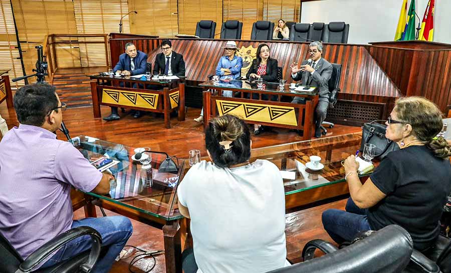 Deputados recebem servidores da educação que reivindicam reajuste salarial e melhores condições de trabalho