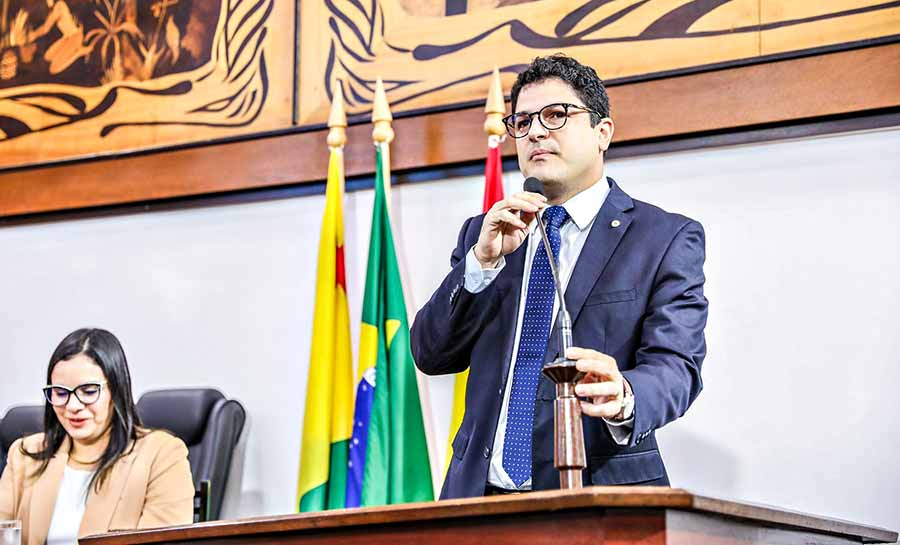 Eduardo Ribeiro destaca importância da advocacia em sessão solene na Aleac