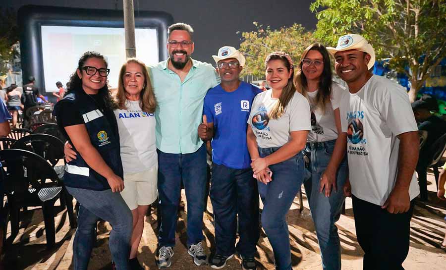 Praça do Jequitibá vira cinema ao ar livre e comunidade comemora projeto custeado com emenda de Alan Rick