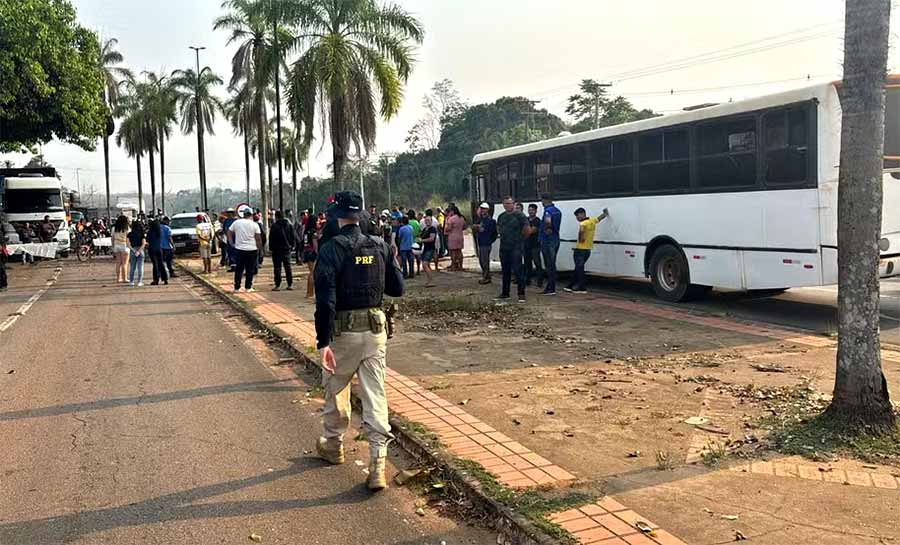 Moradores de ramal interditam BR-364 e tráfego fica parado por quase duas horas em Rio Branco