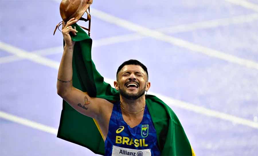 Paralimpíadas 2024: Petrúcio se torna tricampeão nos 100m; Ricardo Mendonça também é ouro