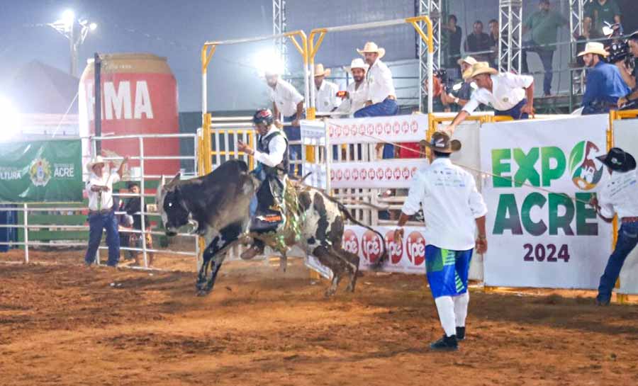 Mais de 10 mil de pessoas prestigiam a primeira noite de rodeio na Expoacre