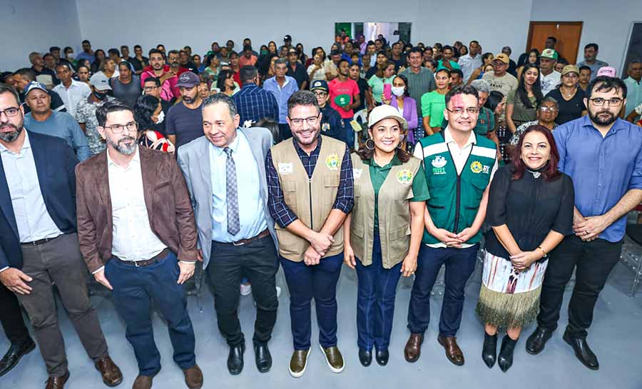 Governo do Acre beneficia famílias rurais com entrega de títulos na Expoacre