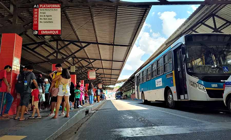 Casal faz arrastão dentro de ônibus e leva celulares e bolsas de passageiros em Rio Branco