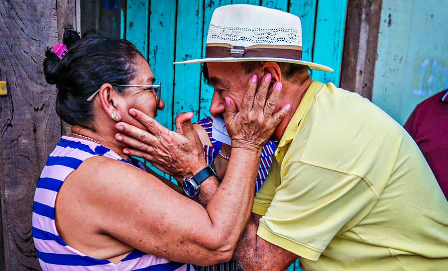 Ao lado de Mailza e Bittar, Bocalom e Alysson recebem carinho das mulheres da Baixada da Sobral