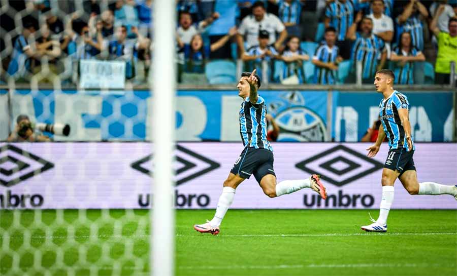 Grêmio vence o Flamengo em jogo de 5 gols e Rubro-Negro se afasta da ponta