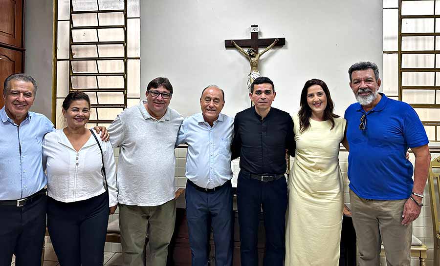 Prefeito Tião Bocalom e a advogada Kellen Nunes ficam noivos na Catedral Nossa Senhora de Nazaré