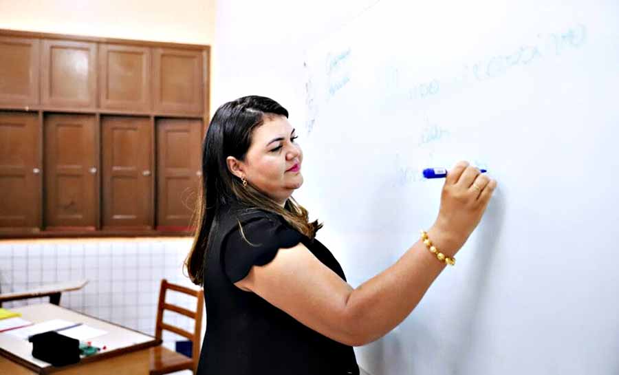 Transformando realidades, professora da Educação de Jovens e Adultos do Acre encontra na sala de aula a possibilidade de ser uma profissional extraordinária