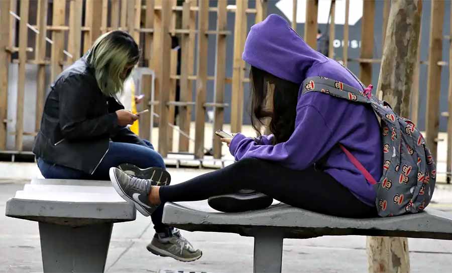 Celular em sala desafia dia a dia de professores, dizem pesquisadores