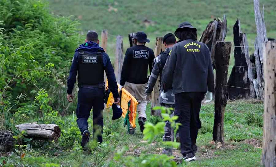 Quatro homens morrem durante confronto com a polícia no AC; suspeitos fizeram família refém em fazenda