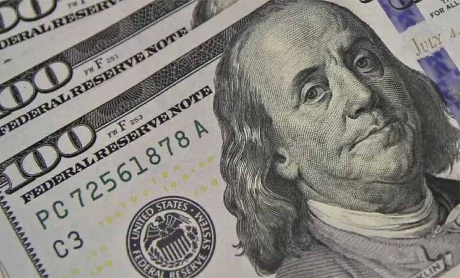 Dólar fecha em R$ 5,76 e tem valor mais alto em três anos