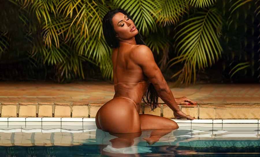 Gracyanne Barbosa posa nua em ensaio ousado na piscina; veja fotos