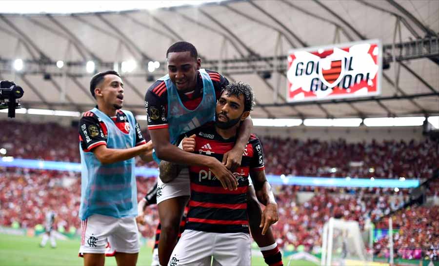 Gabigol decide, Flamengo vence Atlético-MG e larga em vantagem na final da Copa do Brasil