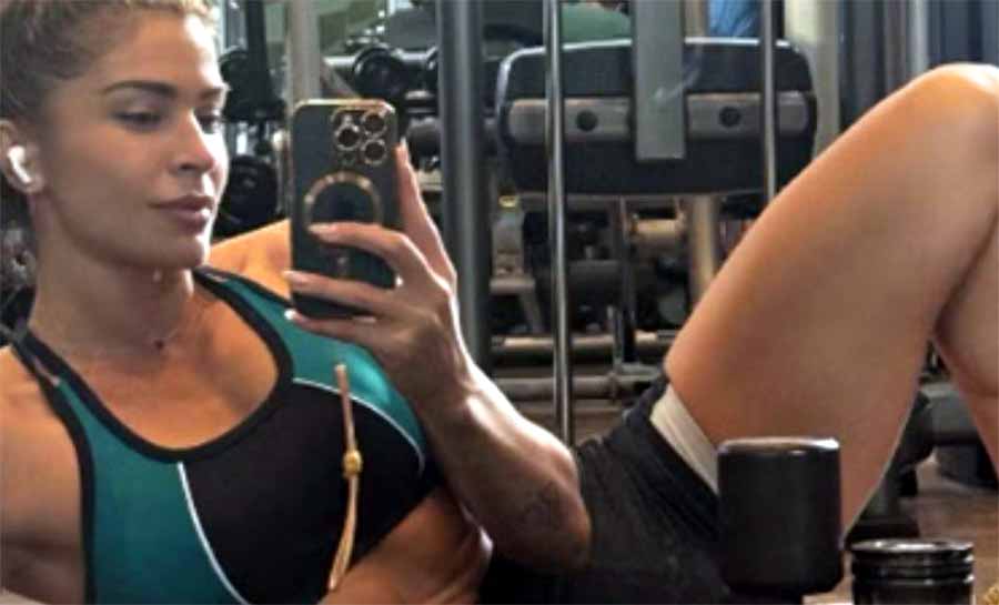 Grazi Massafera faz pose sensual e exibe corpão durante treino na academia