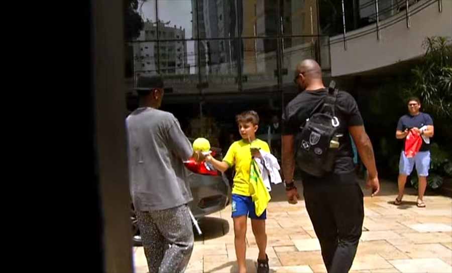 Vini Jr ganha ‘Bola de Ouro’ de jovem torcedor em apresentação da seleção brasileira