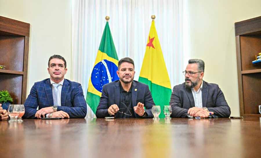 Governador Gladson Cameli recebe da bancada federal caderno de projetos de emendas parlamentares para 2025