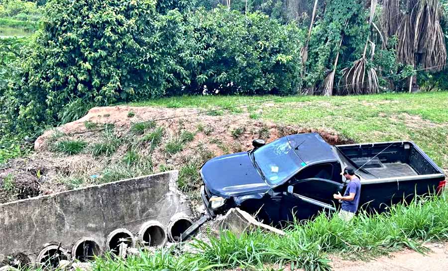 Motorista bêbado perde o controle de caminhonete e foge após acidente em Rio Branco, diz Copom