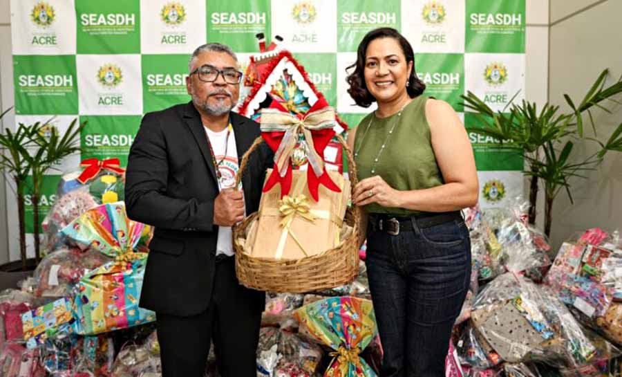 Governadora em exercício Mailza Assis entrega mais de 800 brinquedos arrecadados pelo Estado para a campanha Papai Noel dos Correios 2024