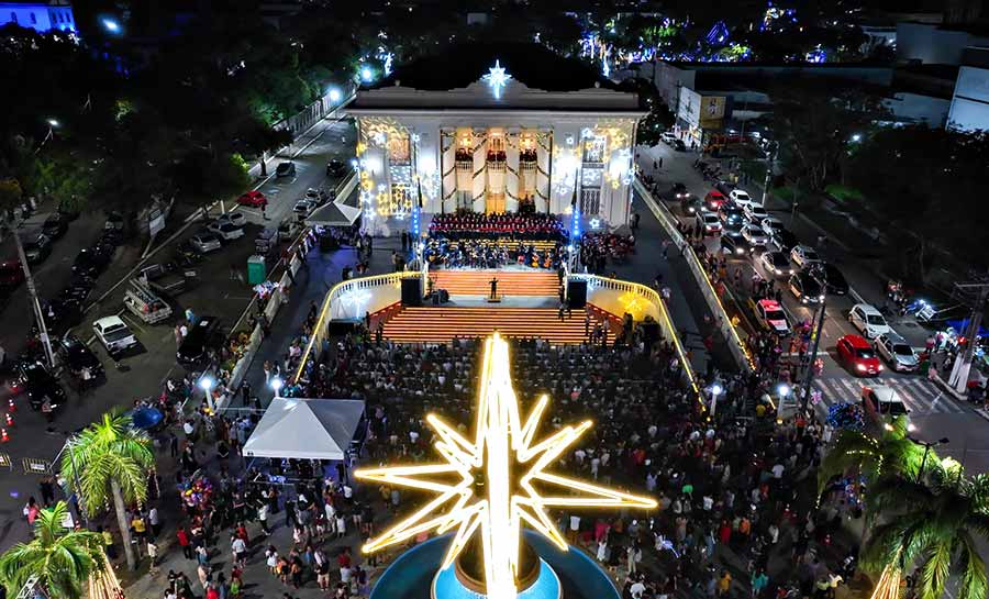 Sob as luzes do Palácio Rio Branco, Cantata de Natal emociona centenas de pessoas: ‘Façam ações positivas’, diz governador