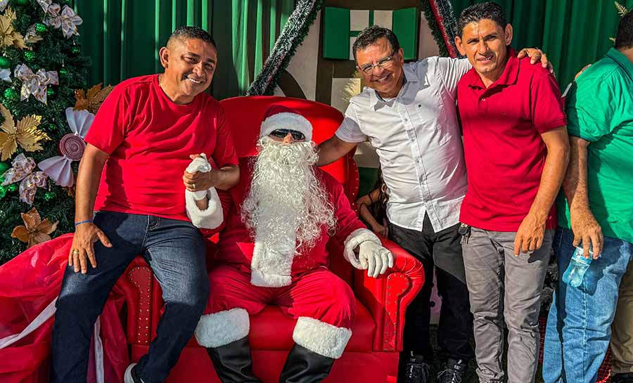 Luiz Gonzaga participa de entrega de presentes de Natal em Porto Walter