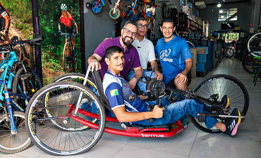 Senador Alan Rick conhece história de paratleta e atende pedido por bicicleta adaptada