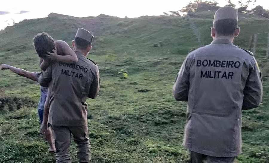 Criança de 5 anos com autismo é resgatada por bombeiros após ser perder em mata no interior do Acre