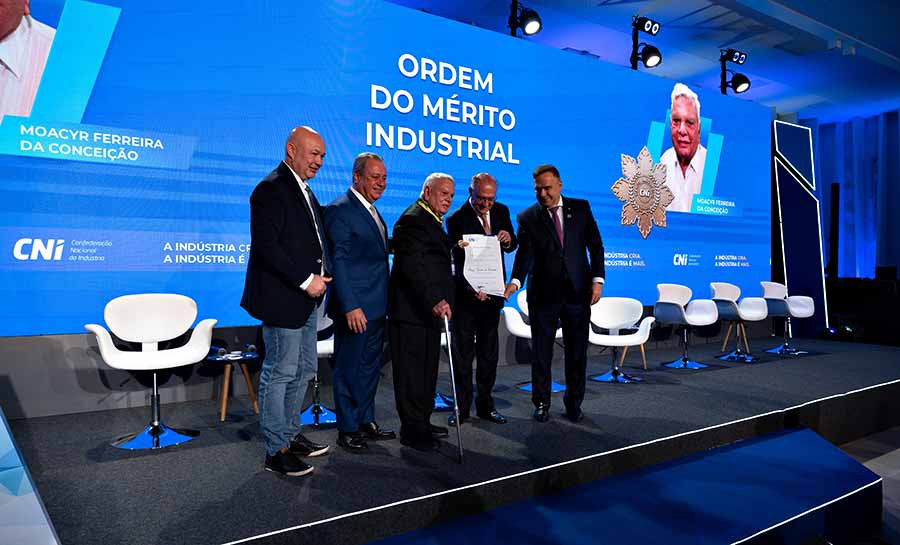 Empresário acreano é homenageado com medalha da Ordem do Mérito Industrial da CNI