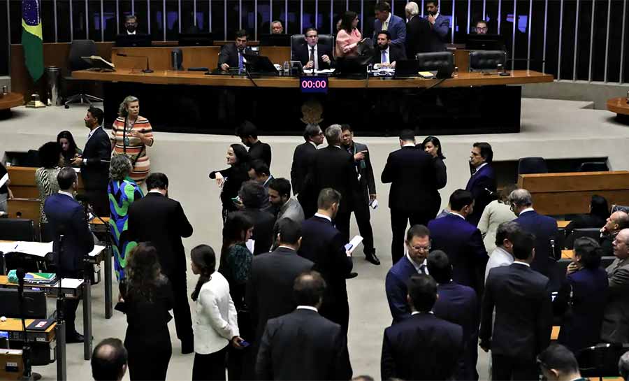 Governo ainda avalia se vai ao Supremo por IOF, diz AGU