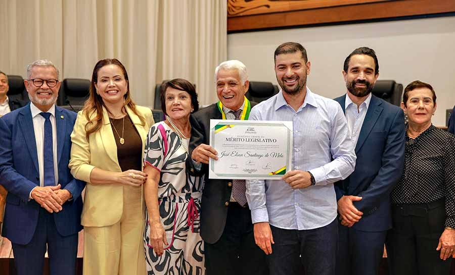 Nicolau Júnior homenageia Elson Santiago com Comenda do Mérito Legislativo e exalta legado da família