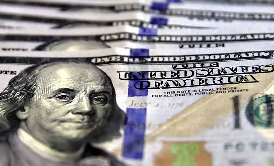 Dólar inicia a semana em queda e fecha a R$ 5,56